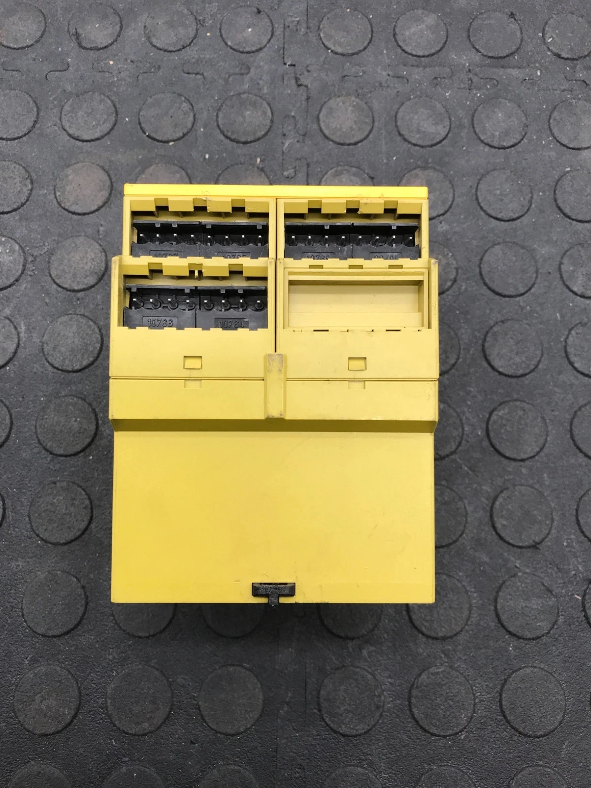 PILZ 777606 PNOZ X9P Safety Relay 24VDC 100–240VAC 7NO 2NC USED - Image 3