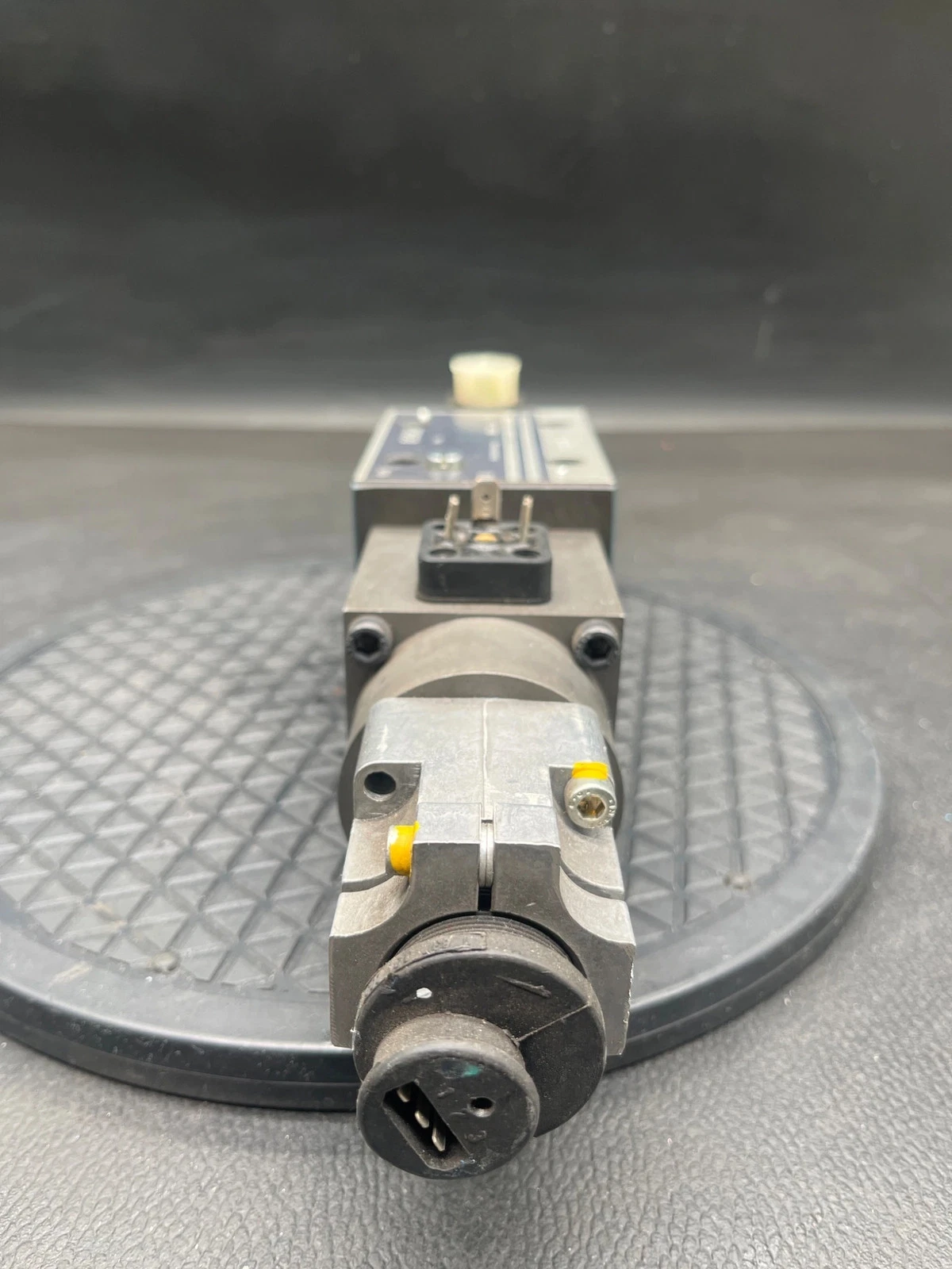 BOSCH REXROTH 0 811 404 001 Hydraulic Directional Control Valve USED - Image 2