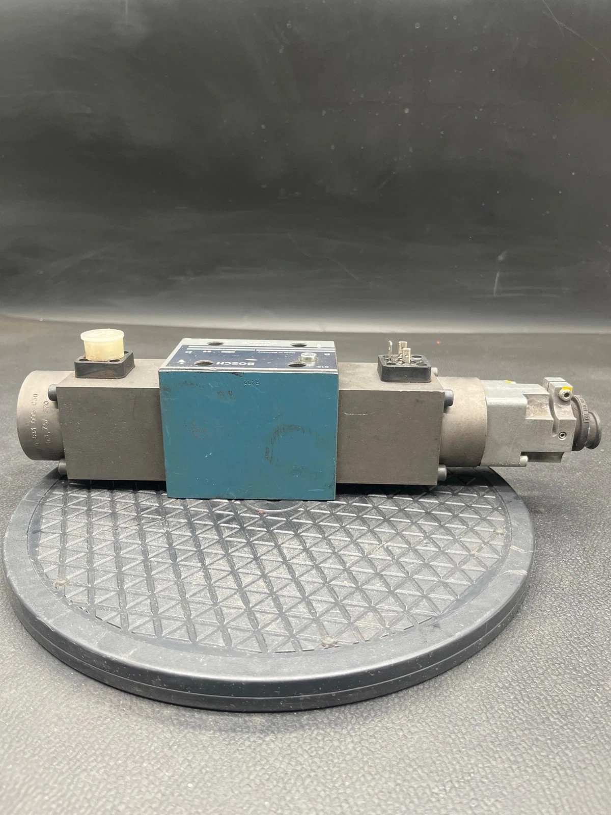 BOSCH REXROTH 0 811 404 001 Hydraulic Directional Control Valve USED - Image 3