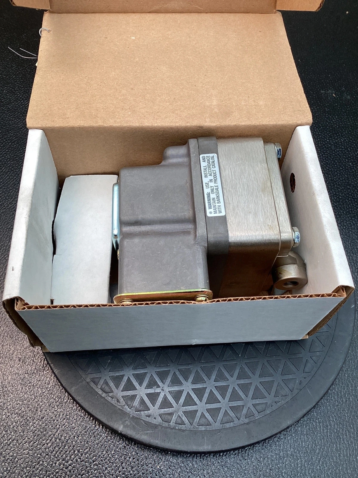 BARKSDALE DPD1T-H18SS DIFFERENTIAL PRESSURE SWITCH 0.4–18 PSI NEW