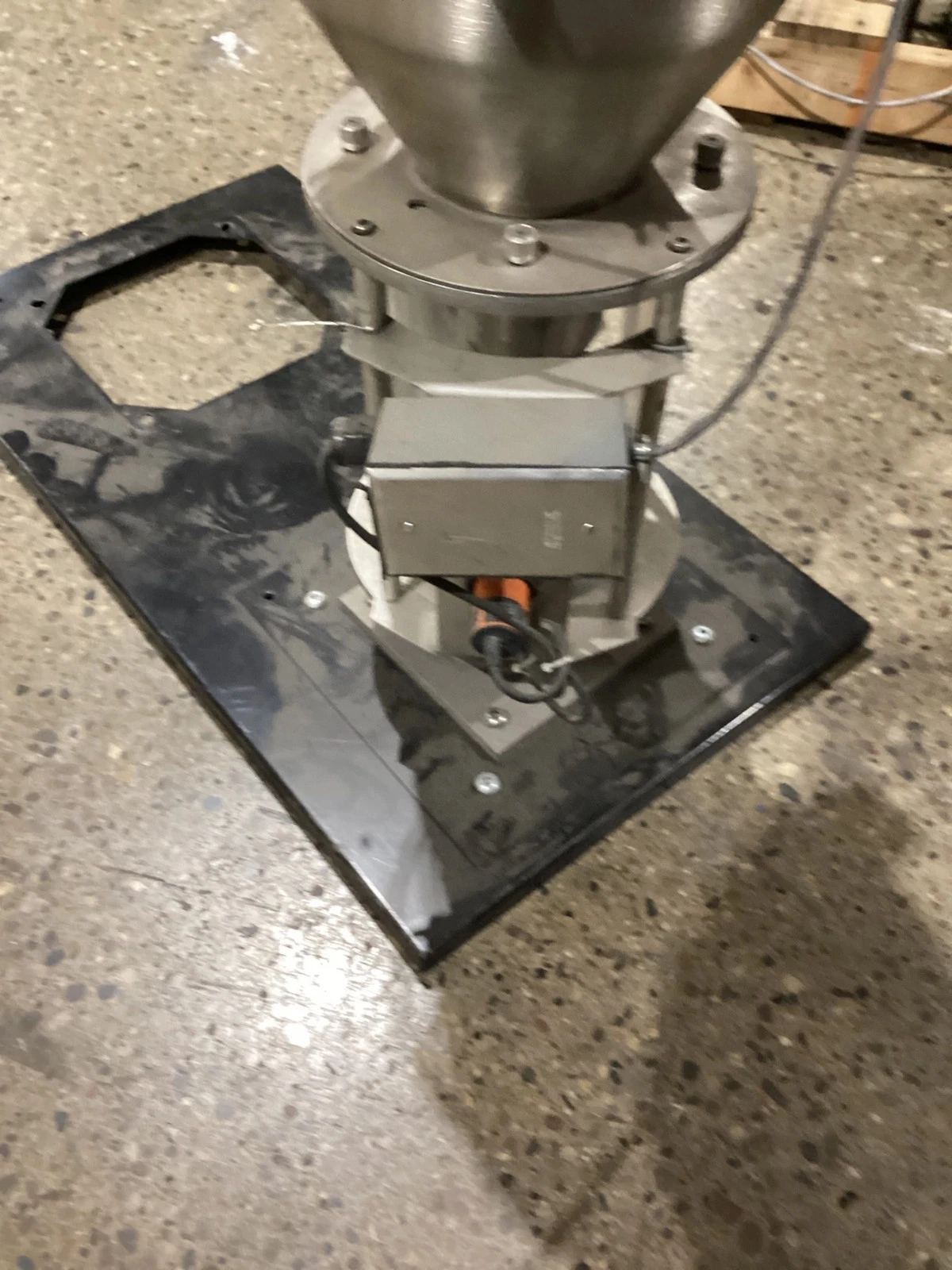AEC WHITLOCK SRI04 Vacuum Hopper USED - Image 3