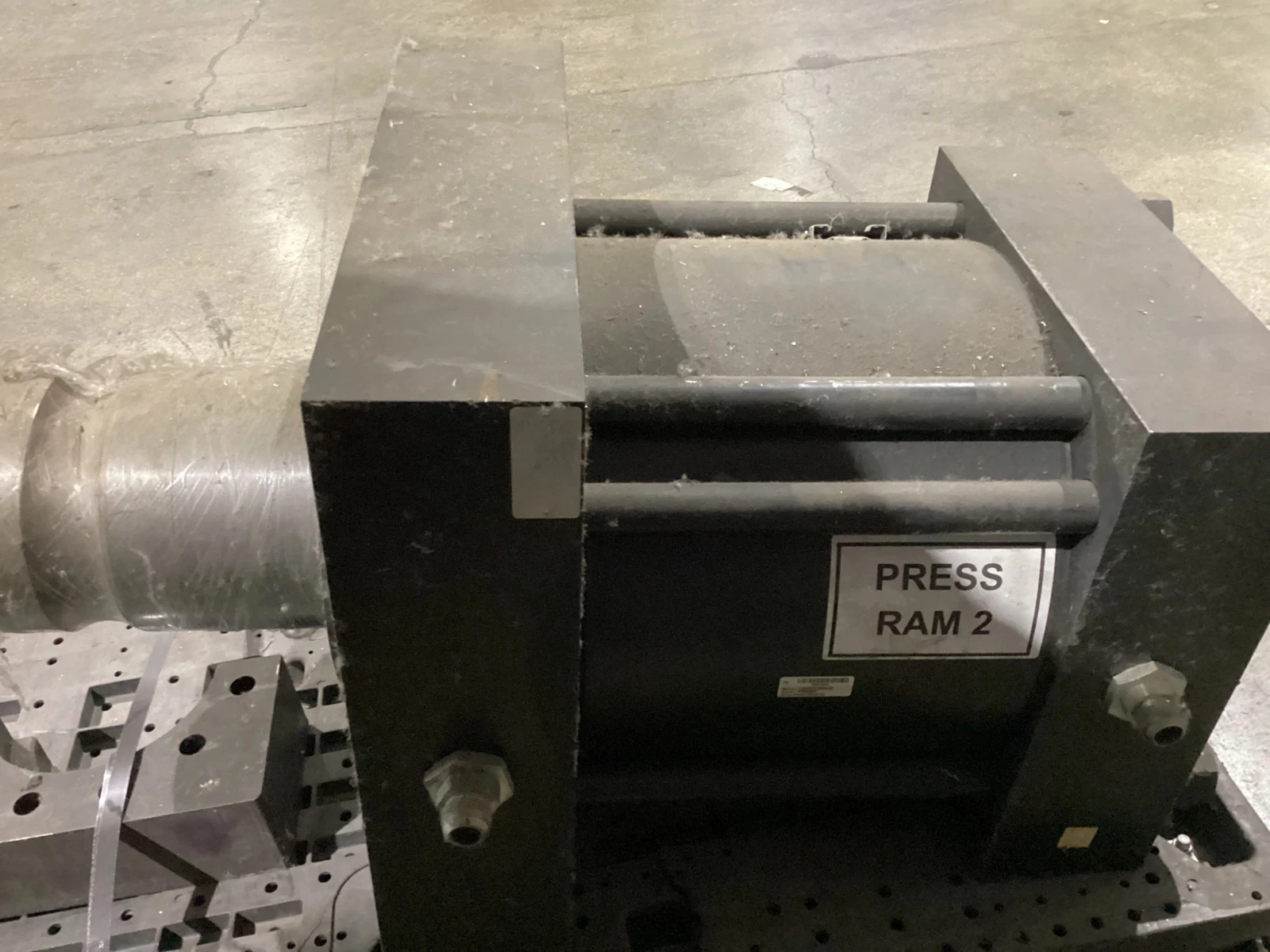 Parker 16.00JB3HXKTS355N8.000 3HX Hydraulic Cylinder w/ Bolt-On Manifold USED - Image 4
