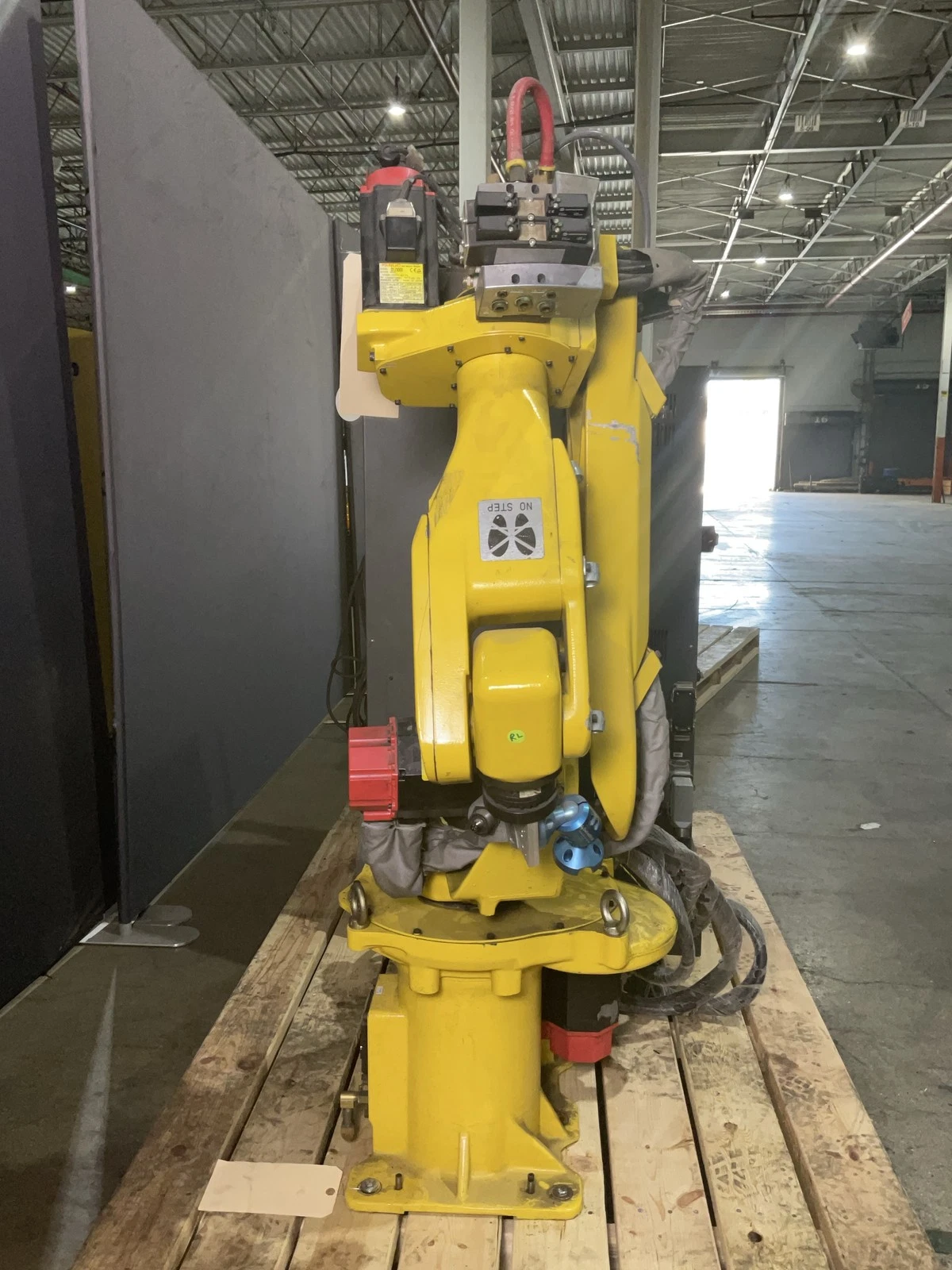 FANUC Arc Mate 100i Complete with R-J2 Controller USED - Image 3