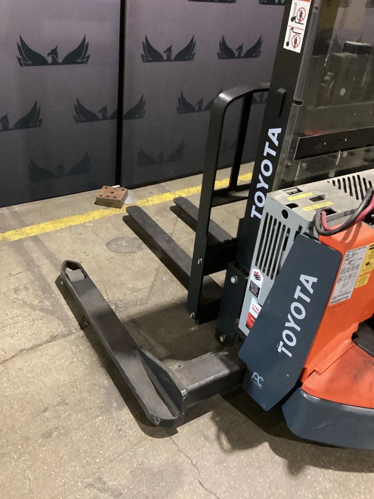 TOYOTA 8BWS13 Electric Walkie Straddle Stacker USED - Image 3