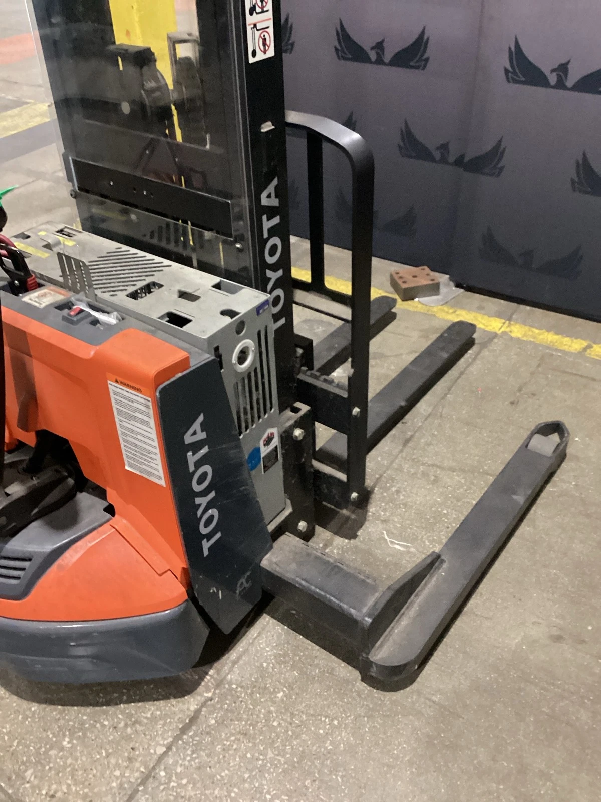 TOYOTA 8BWS13 Electric Walkie Straddle Stacker USED - Image 4