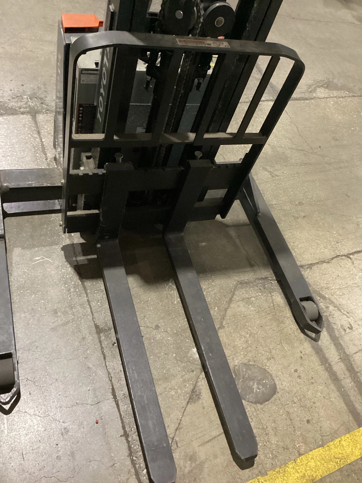TOYOTA 8BWS13 Electric Walkie Straddle Stacker USED - Image 5