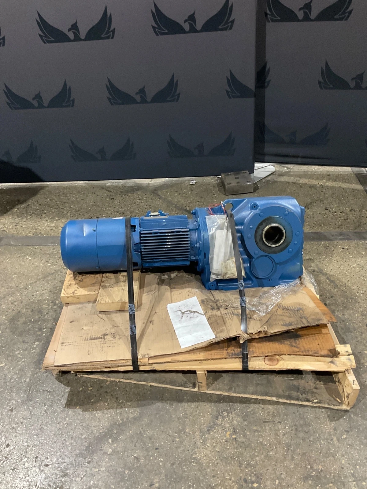 SEW-EURODRIVE KH87TDV100H4BM64HRTHEV1A Gearmotor Assembly NEW - Image 9