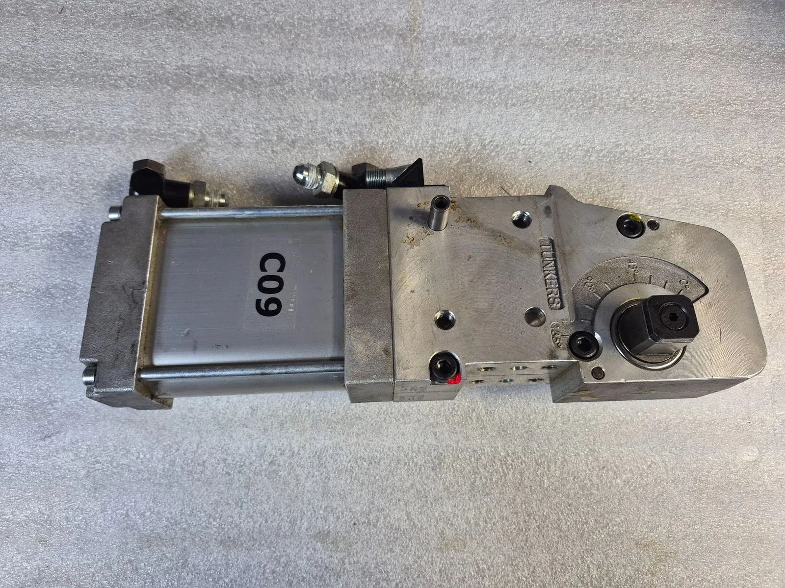 TUNKERS VU 63.1 BR2 A035 T12 5-135Â° Pneumatic Clamp USED - Image 3