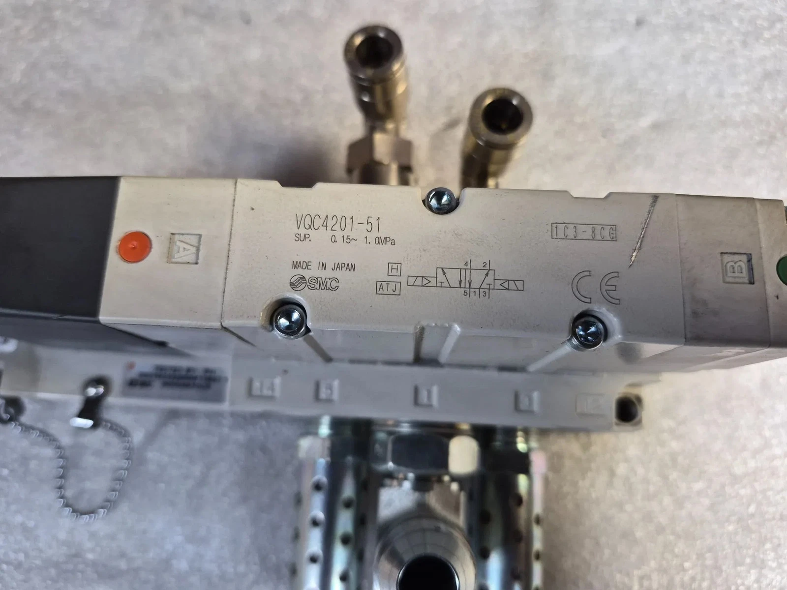 SMC VQ4000-PW-DAK00314 Solenoid Valve Subplate Assembly USED - Image 3