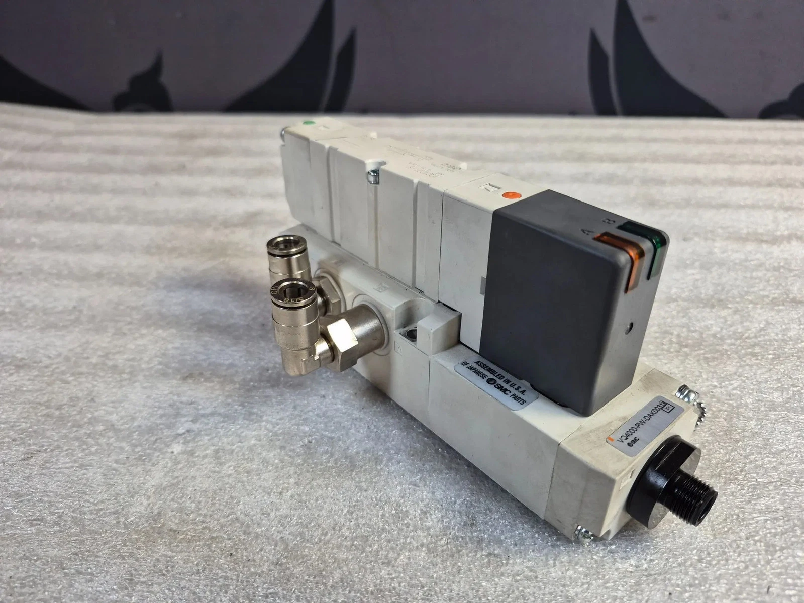 SMC VQ4000-PW-DAK00314 Solenoid Valve Subplate Assembly USED - Image 4