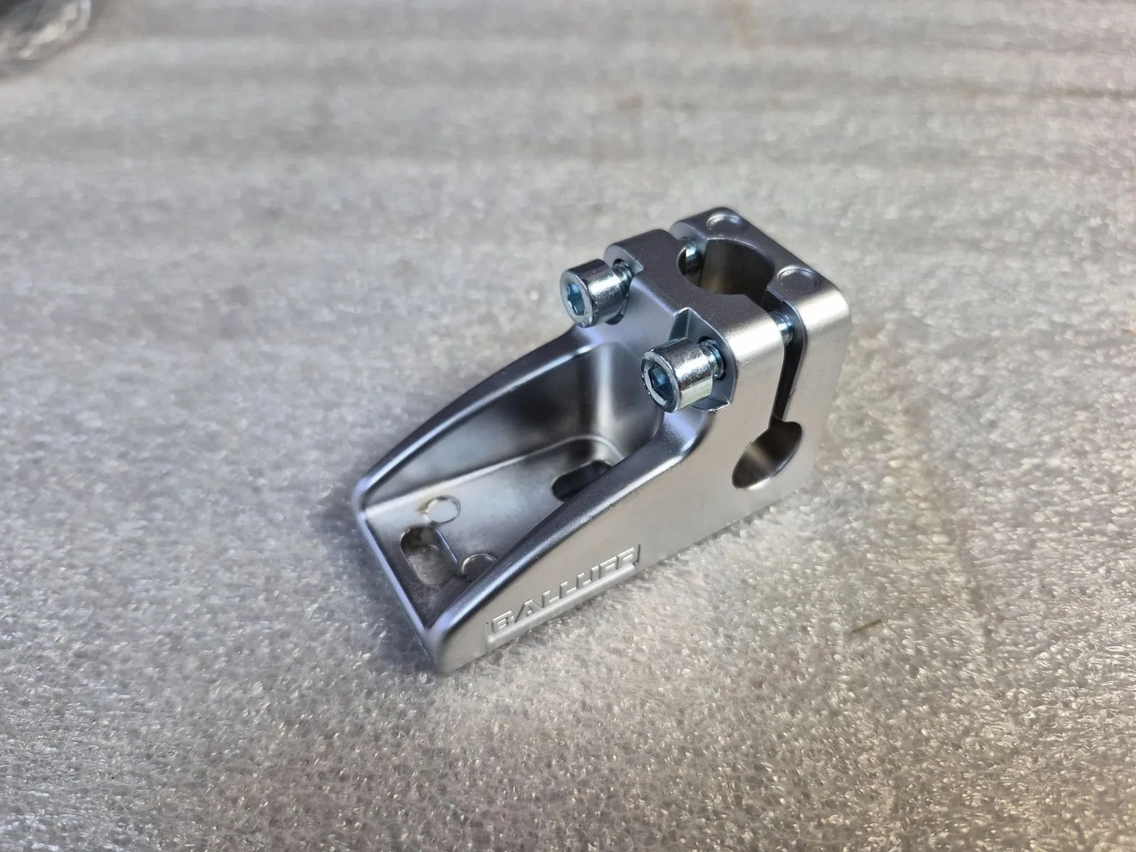 Balluff BMS CU-M-D12-B028-00 Sensor Mounting Bracket BAM024P NEW - Image 2