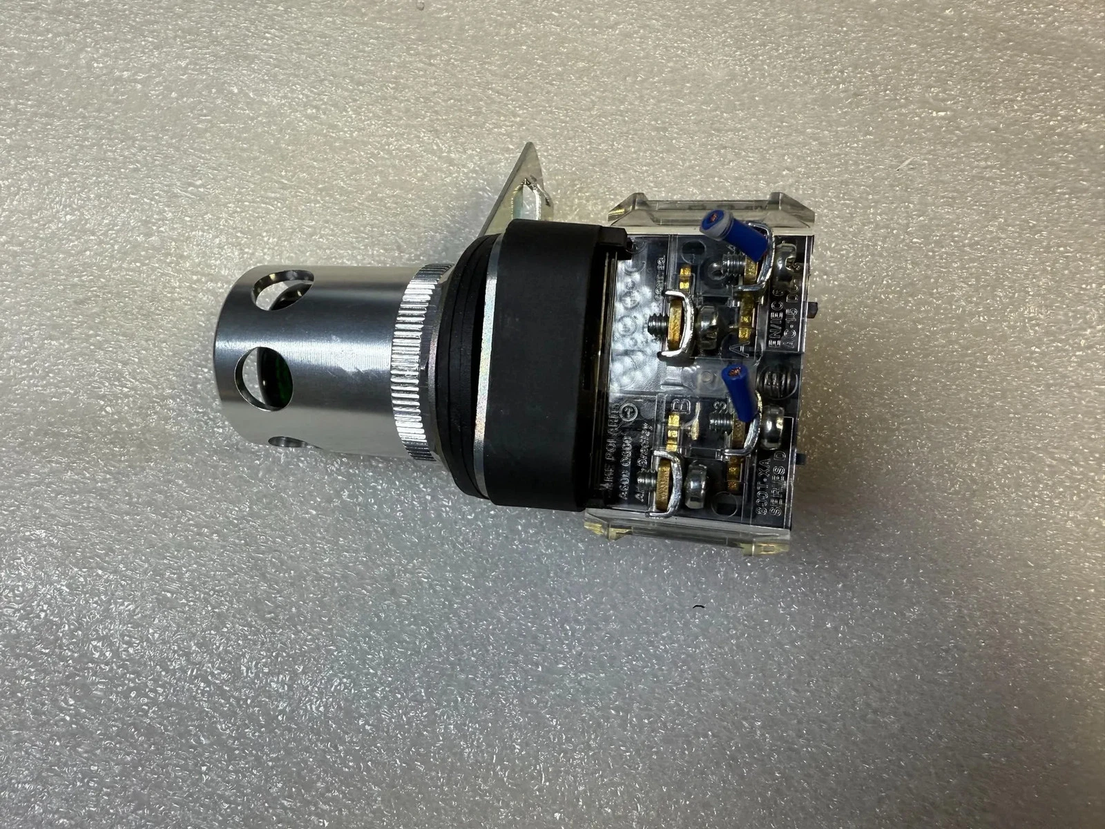 ALLEN BRADLEY 800T-QAH2G Illuminated Pushbutton USED - Image 4