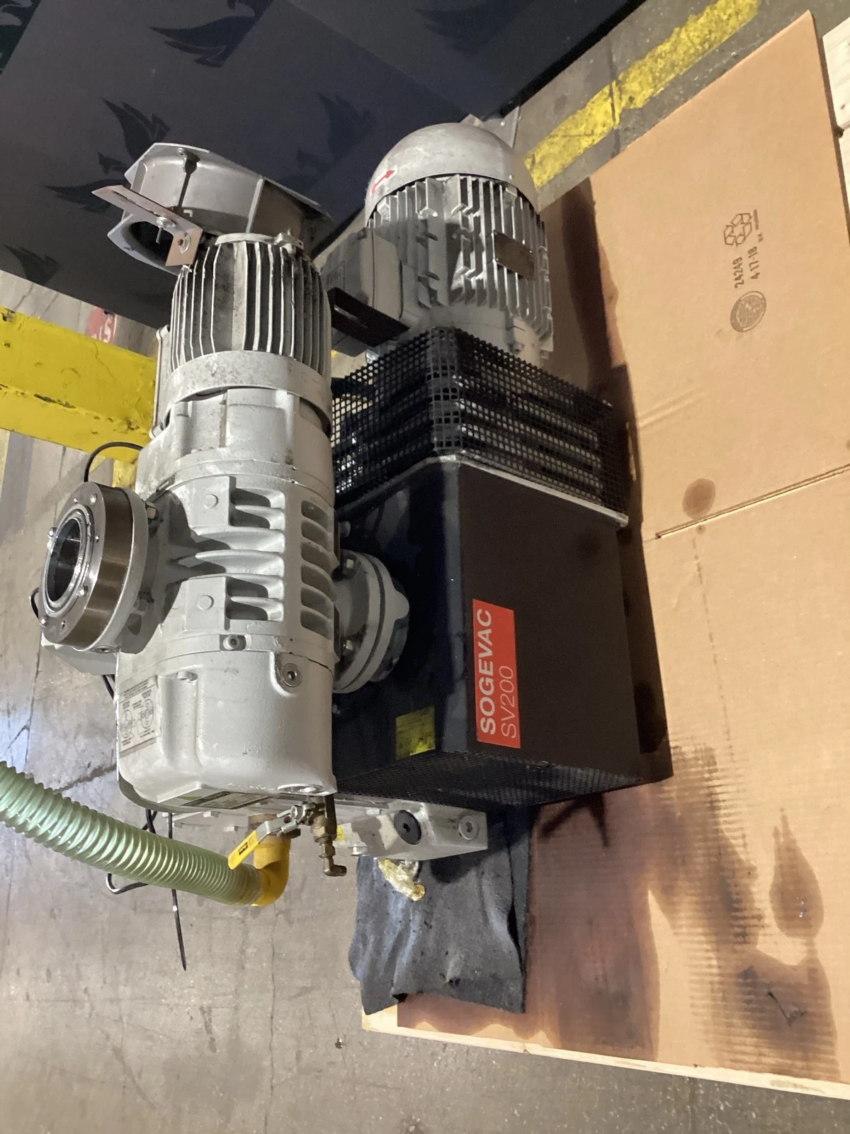 OERLIKON LEYBOLD SOGEVAC SV200-95027 Vacuum Pump System With RUVAC WSU 251 Booster USED - Image 2