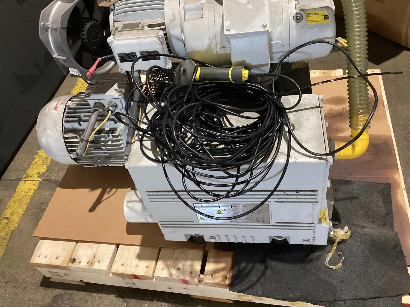 OERLIKON LEYBOLD SOGEVAC SV200-95027 Vacuum Pump System With RUVAC WSU 251 Booster USED - Image 3